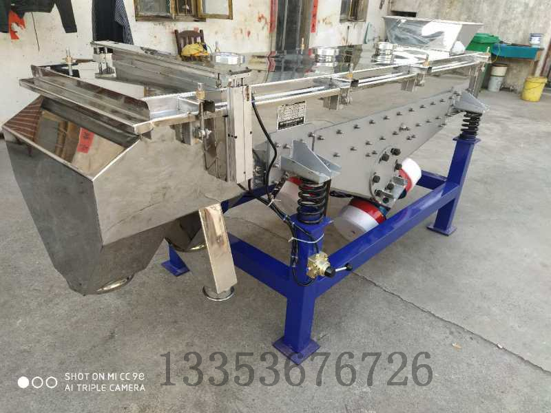 大家都知道超聲波篩分機(jī)是在三次元振動(dòng)篩的基礎(chǔ)上加裝超聲波清網(wǎng)裝置從而解決各類堵網(wǎng)、粘網(wǎng)、吸附、劇團(tuán)、靜電、輕比重等篩分難題。